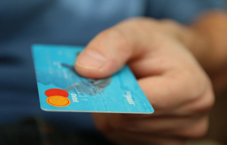 So sánh thẻ tín dụng từ các ngân hàng lớn tại Mỹ